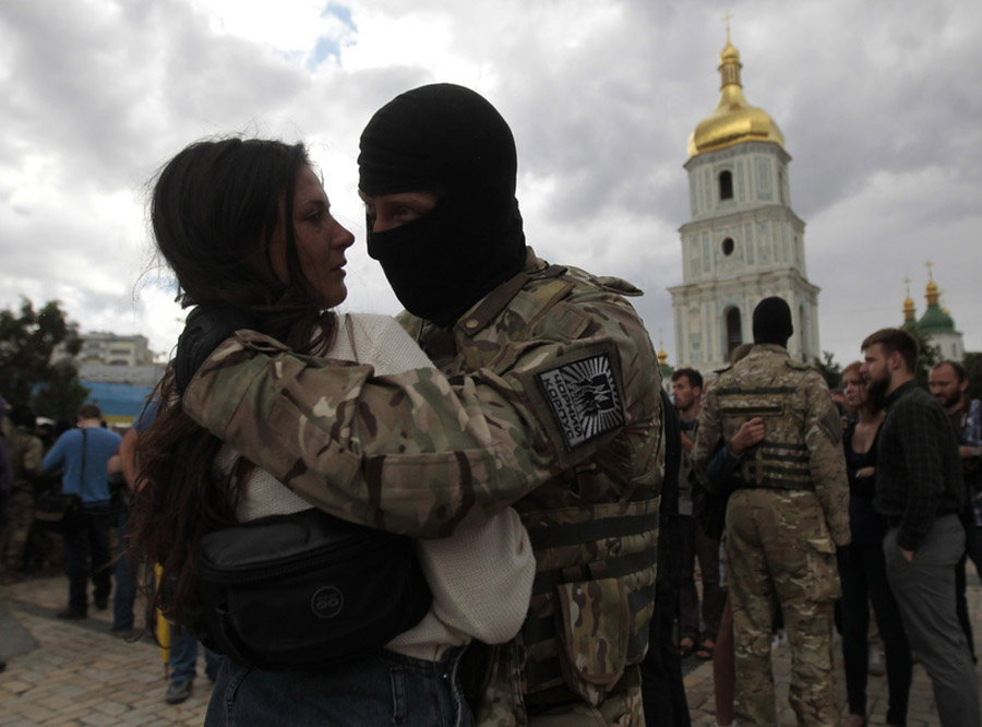 Присяга и прощание: Из Киева на восток страны отправились новые добровольцы батальона ?Азов?