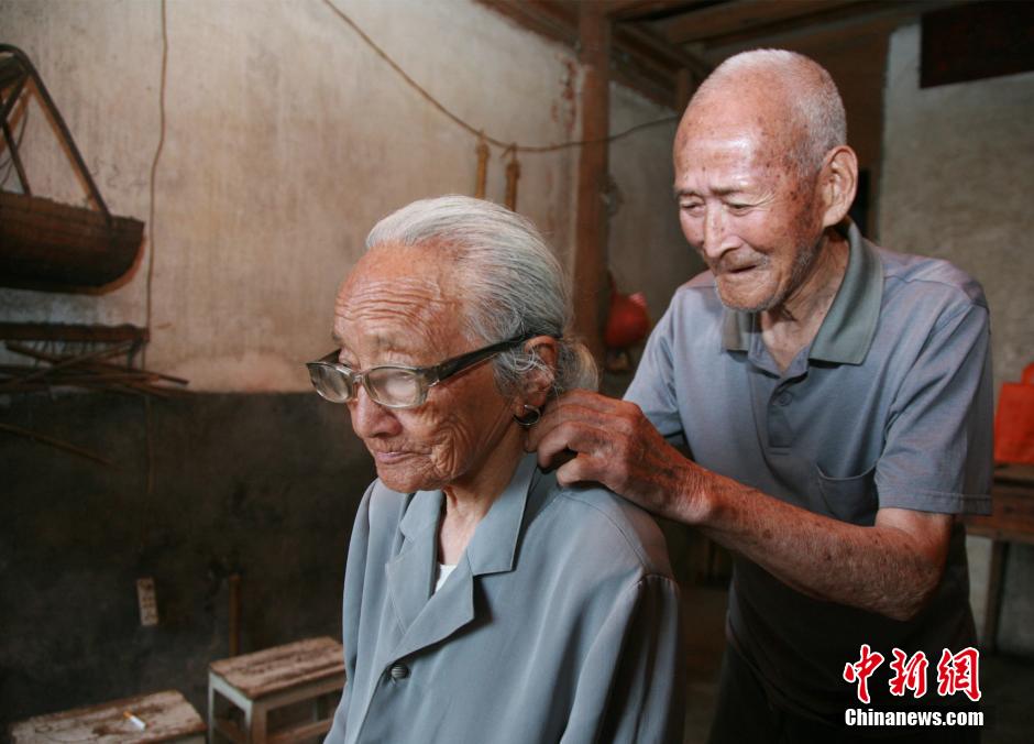 Столетняя супружеская пара уже более 80 лет поддерживает друг друга, воплощая в жизнь выражение ?стареть, держась за руки?.