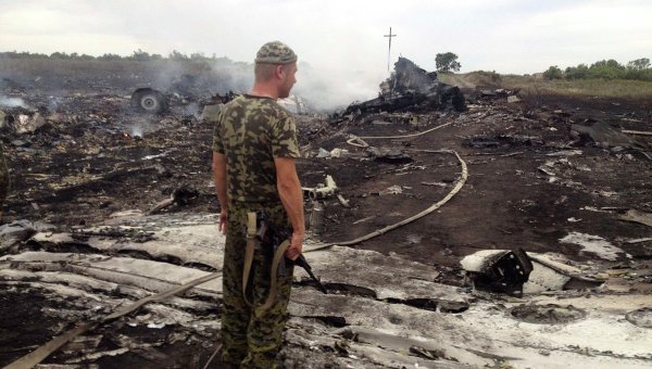 Кадры с места крушения малайзийского самолета на востоке Украины