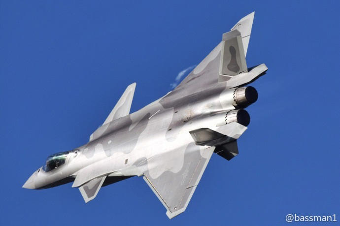 Китайские истребители J-20 с новой камуфляжной окраской появились в Чжухае