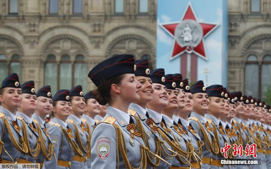 На Красной площади в Москве начался парад Победы