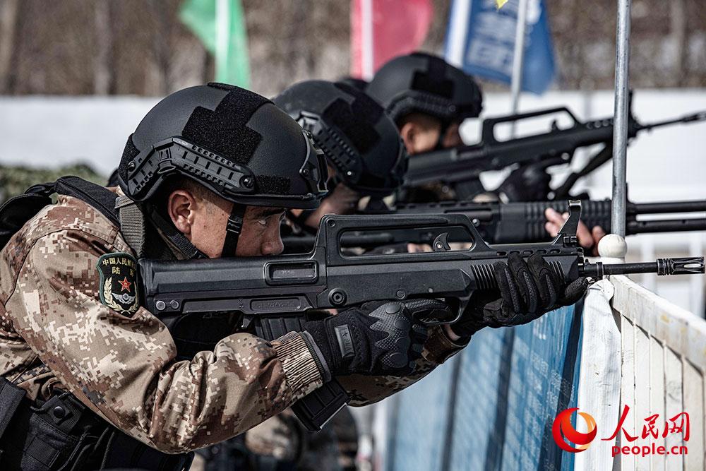 Войска специального назначения Тибетского военного округа проводят контртеррористические учения в высокогорных районах