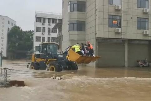 Лодки и мосты в затопленных наводнениями городах