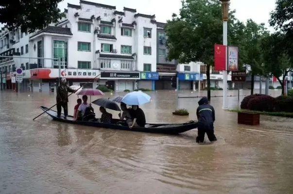 Лодки и мосты в затопленных наводнениями городах