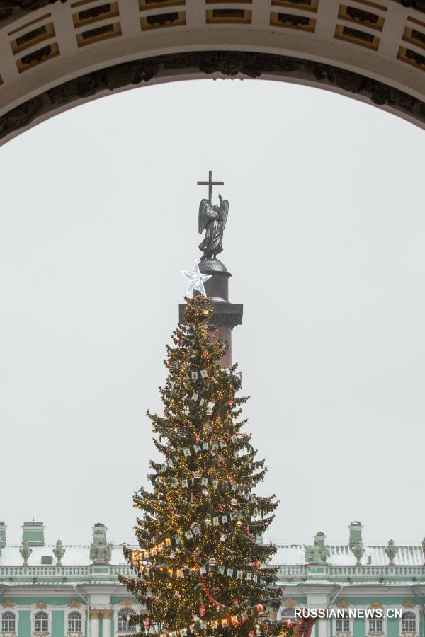 Новогодняя елка на Дворцовой площади в Петербурге