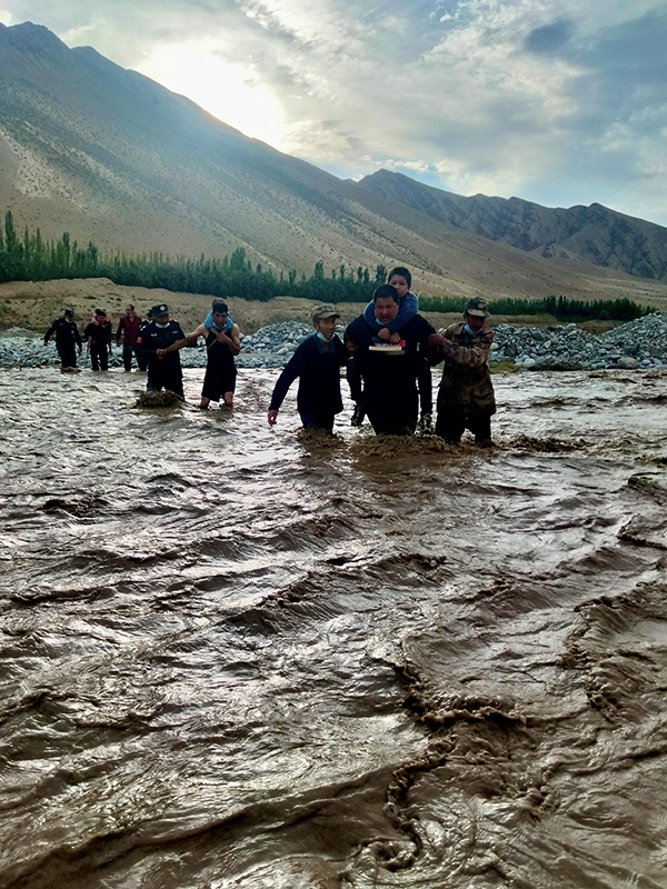 В Хотане СУАР полицейские спасли застрявших в воде детей