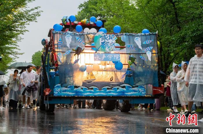 Выпускной в одном из вузов Уханя прошел в формате парада сельхозтехники