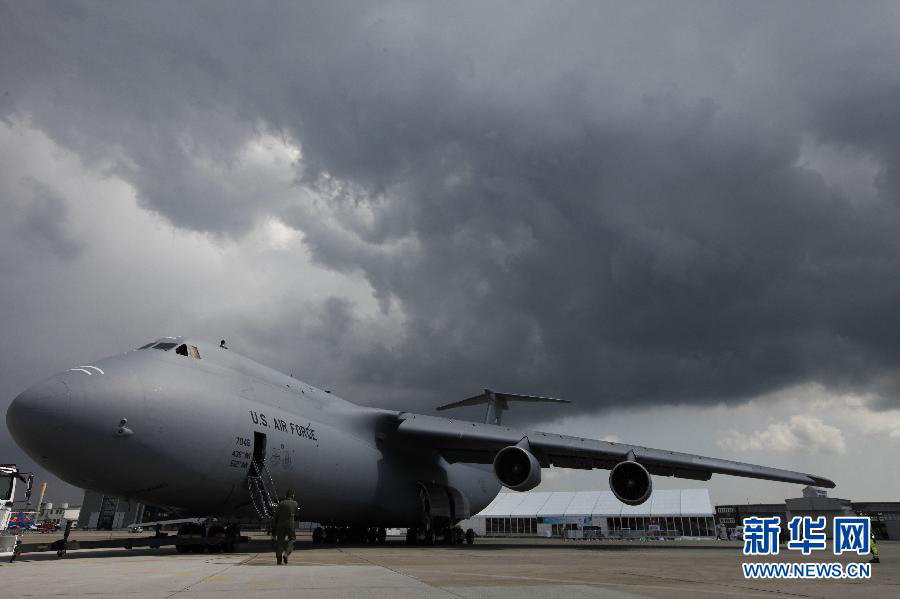 Военно-транспортный самолет С-5 был спроектирован американской компанией Lockheed и является самым большим в США транспортером, его максимальная грузоподъёмность превышает 120 тонн. Данный тип воздушного судна способен осуществлять отправку товаров огромных размеров, необходимое расстояние для его посадки и взлета относительно короткое.