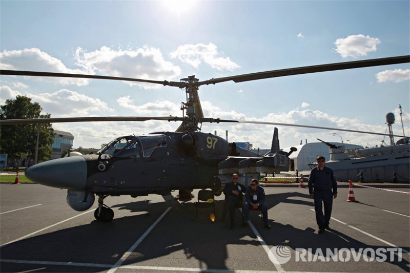 С 3 по 7 июля в Санкт-Петербурге проходит 6-й Международный военно-морской салон в выставочном комплексе "Ленэкспо". Более 100 перспективных образцов российской продукции военного назначения для Военно-морского флота в рамках мероприятия представляет "Рособоронэкспорт".На фото: Вертолет Ка-52 на международном военно-морском салоне в Санкт-Петербурге.