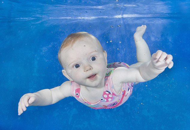 Плавающие под водой младенцы